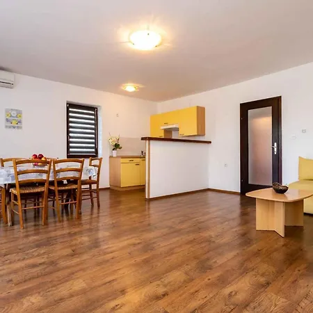 In 5 شقة مالينسكا